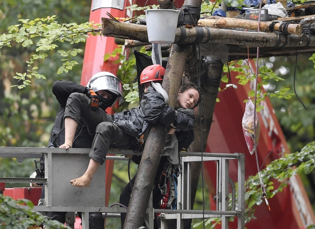 Almanya'da 28 çevreci gözaltına alındı