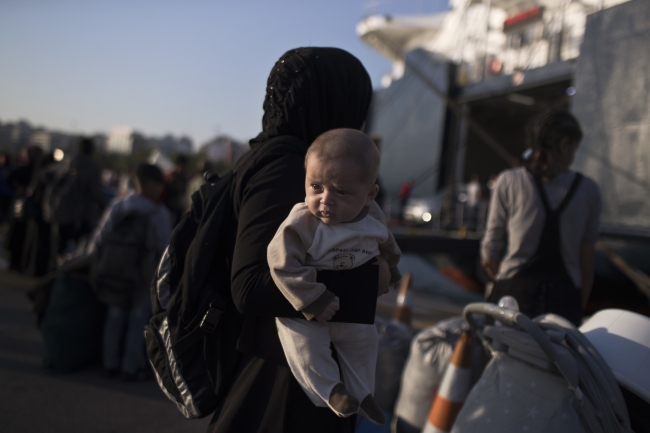 Yunanistan 6 bin sığınmacıyı adalardan ana karaya gönderiyor