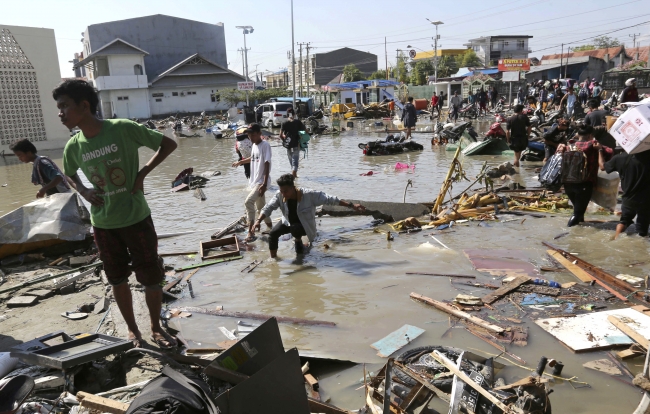 Endonezya'daki deprem ve tsunami bir şehri sular altında bıraktı