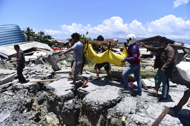 Endonezya'daki deprem ve tsunami bir şehri sular altında bıraktı