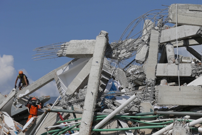 Endonezya'daki deprem ve tsunami bir şehri sular altında bıraktı