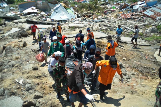 Endonezya'daki deprem ve tsunami bir şehri sular altında bıraktı