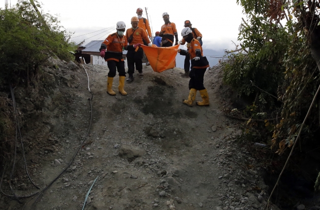 Endonezya'da deprem ve tsunami felaketinde ölü sayısı artıyor