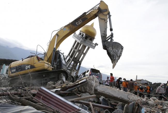 Endonezya'da deprem ve tsunami felaketinde ölü sayısı artıyor