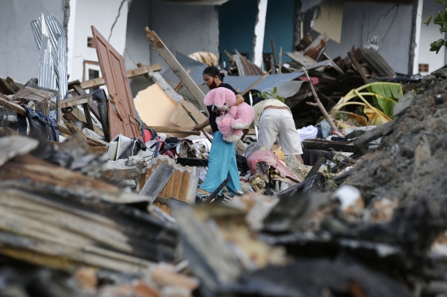 Endonezya'da deprem ve tsunami felaketinde ölü sayısı artıyor