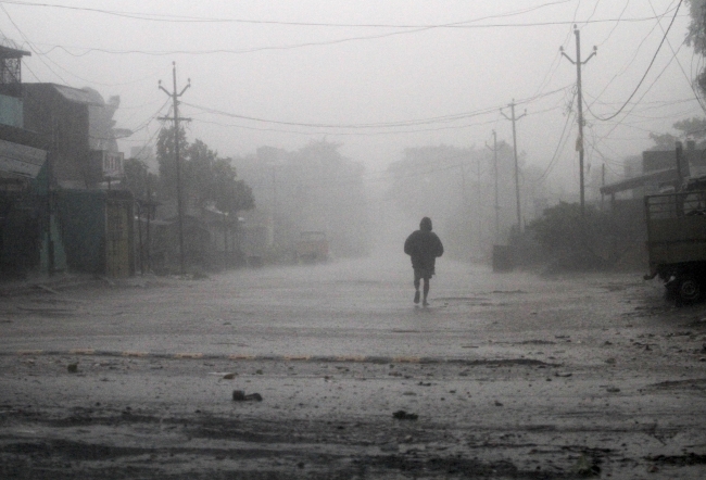 Hindistan'da siklon fırtınası alarmı: 300 bin kişi tahliye edildi