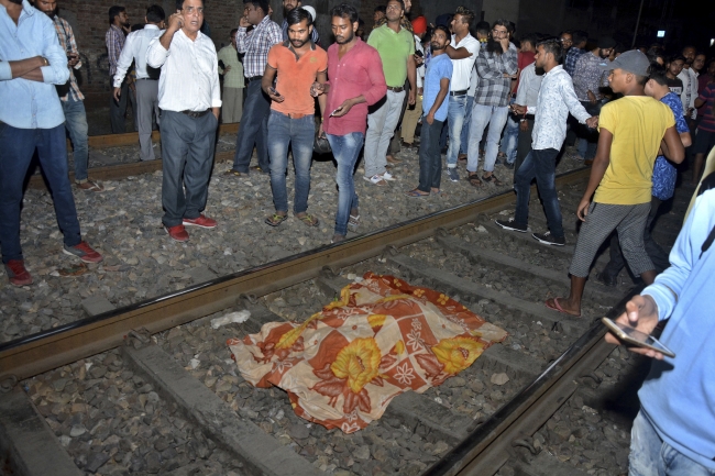 Hindistan'da tren insanların üzerinden geçti: 58 kişi hayatını kaybetti