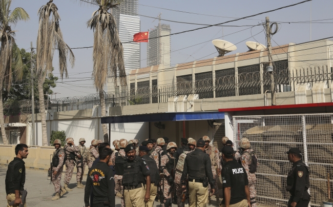 Pakistan'da Çin Konsolosluğu'na bombalı ve silahlı saldırı