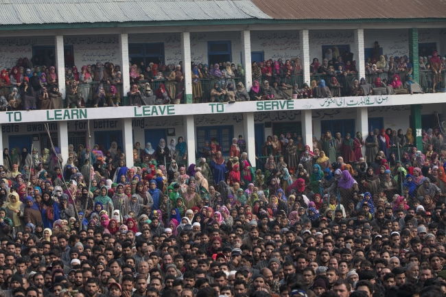 Cammu Keşmir'de çatışma: 3 direnişçi öldürüldü