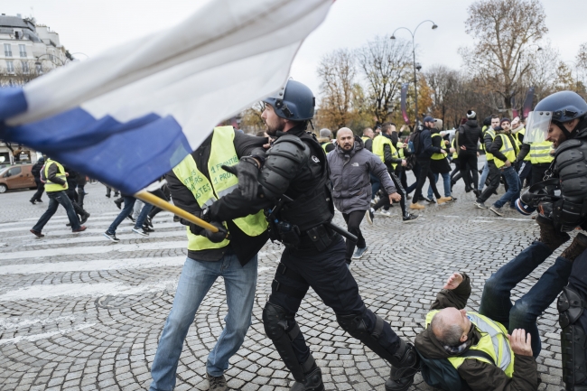 Paris'te toplanan "Sarı Yelekliler"e polisten sert müdahale