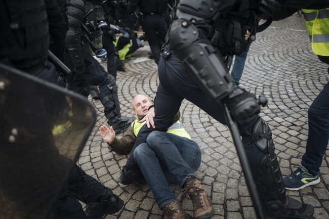 Paris'te toplanan "Sarı Yelekliler"e polisten sert müdahale