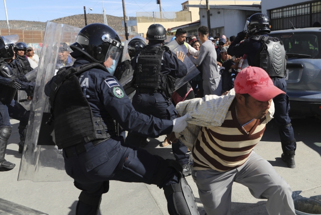 Mike Pompeo'dan Meksika hükümetine göç övgüsü