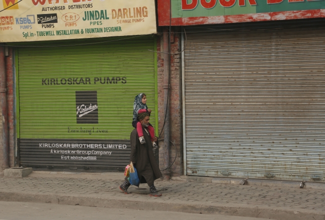 Cammu Keşmir'de çatışma: 3 direnişçi öldürüldü