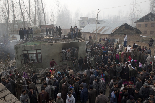 Cammu Keşmir'de çatışma: 3 direnişçi öldürüldü