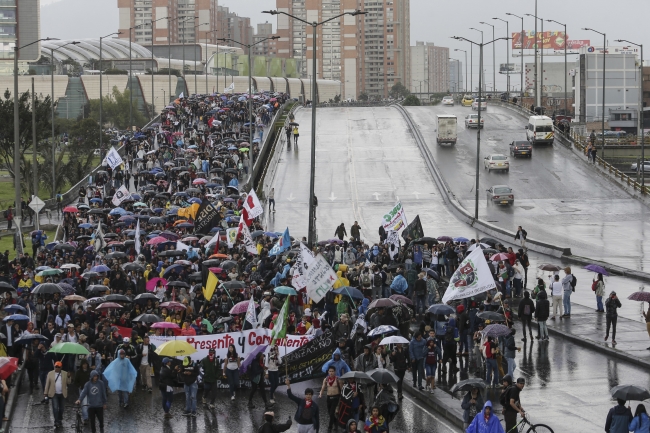 Kolombiya'da 35'ten fazla şehirde halk sokağa indi