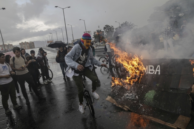 Kolombiya'da 35'ten fazla şehirde halk sokağa indi