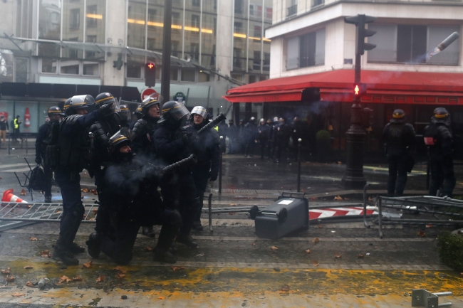 Paris sokakları yine karıştı