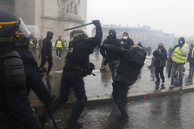 Paris sokakları yine karıştı