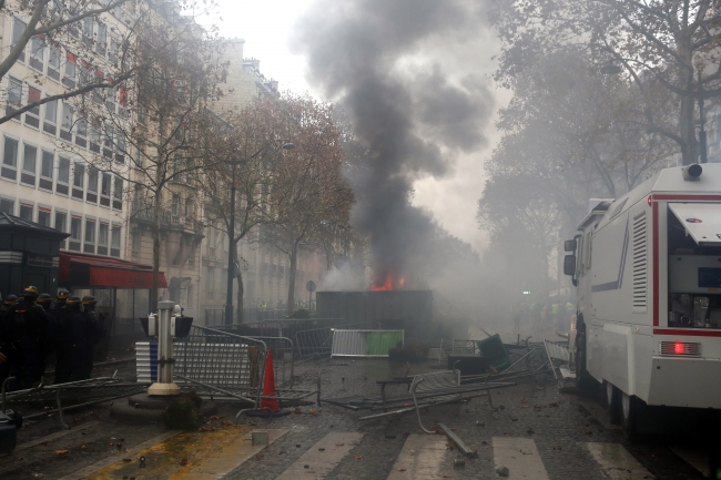 Paris sokakları yine karıştı