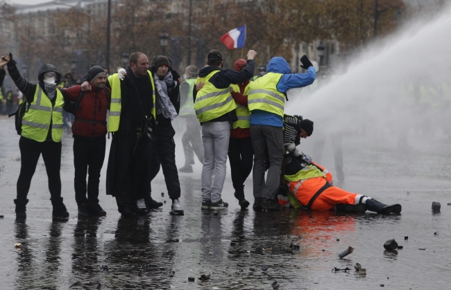 Paris sokakları yine karıştı