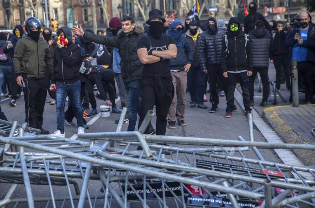 İspanya karşıtı gösteriler Barselona'da hayatı felce uğrattı