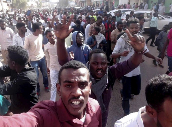 Sudan'da "Acil Destek Kuvvetleri" komutanından göstericilere destek