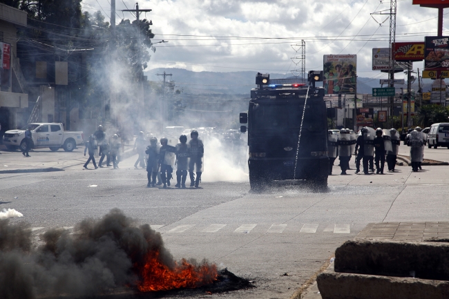 Honduras'ta hükümet karşıtları yeniden sokaklarda