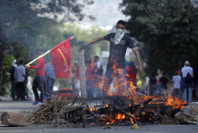 Honduras'ta hükümet karşıtları yeniden sokaklarda
