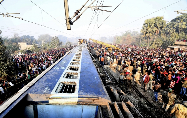 Hindistan'da tren raydan çıktı: 7 ölü, 29 yaralı