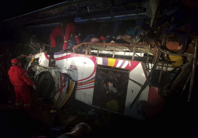 Bolivya'da yolcu otobüsü kamyonla çarpıştı: 22 ölü