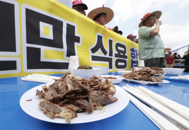 Güney Kore'de köpek eti yanlıları ile karşıtları gösteri yaptı