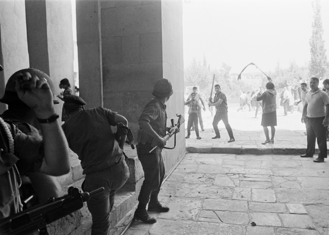 İsrail güçleri Mescid-i Aksa'nın girişnde Filistinli göstericilerle karşı karşıya. 22 Ağustos 1969.  | Fotoğraf: AP