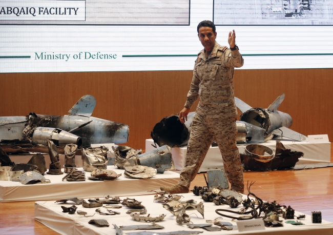 Turki el-Maliki ve saldırıda kullanılan silahların parçaları. Fotoğraf: AP