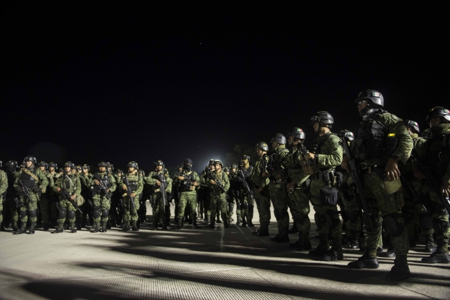 18 Ekim 2019. Meksika birlikler, uyuşturucu kartellerine müdahale için Culiacan kentinde bir askeri üsse vardı / Fotoğraf: AP