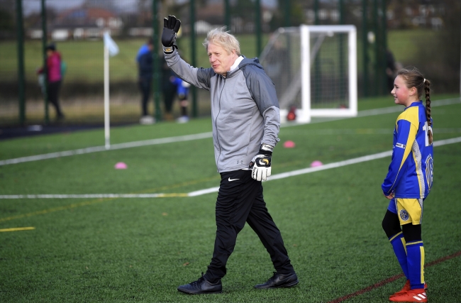 İngiltere Başbakanı Johnson çocuklarla futbol oynadı