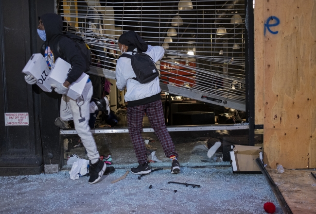 New York'ta gösteri ve yağmalamalar sürüyor