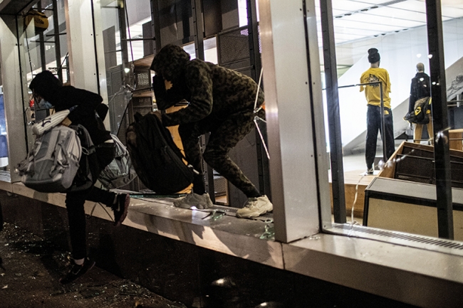 New York'ta gösteri ve yağmalamalar sürüyor