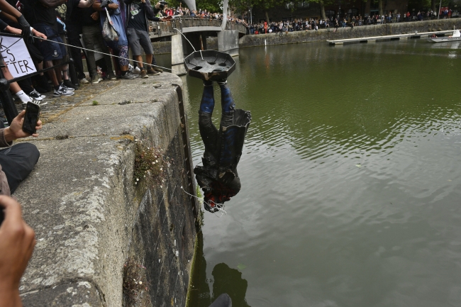 İngiltere'de ırkçılık karşıtları köle tacirinin heykelini sökerek nehre attı
