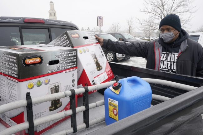 Halk, gaz yağlı ısıtıcılar alıyor. | Fotoğraf: AP