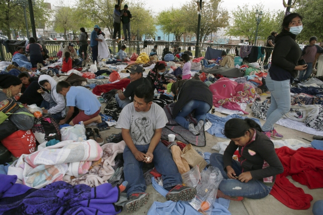 ABD tarafından Meksika'ya gönderilen göçmenler (Fotoğraf: AP)