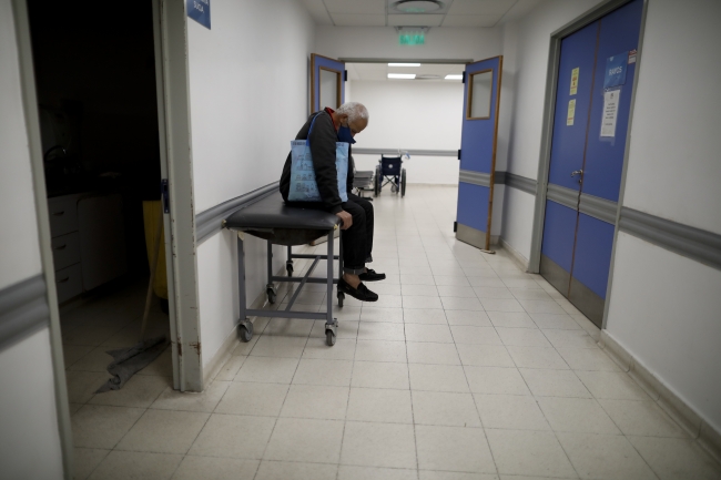Arjantina'nın Lomas de Zamora kentindeki Dr. Norberto Raul Piacentini hastanesinde koronavirüs şüphesiyle hastaneye kaldırılan eşinden haber bekleyen vatandaş. Fotoğraf: AP