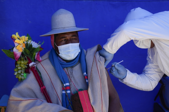 Bolivya'da aşı çalışmaları devam ediyor. Fotoğraf: AP