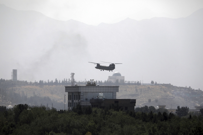 ABD Büyükelçiliğinden tahliyeleri gerçekleştiren helikopter | Fotoğraf: AP