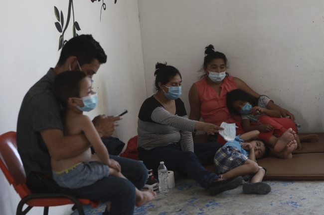 Meksika'da COVID-19 testleri pozitif çıkan Guatemalalı göçmenler karantinada. Fotoğraf: AP 