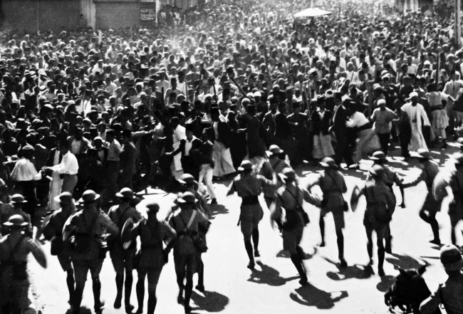 İngiliz birlikleri, Kudüs'te gösteri düzenleyen Filistinlilere müdahale ediyor. 2 Haziran 1936. | Fotoğraf: AP