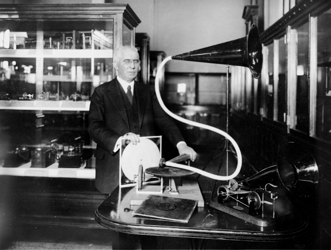 Gramofon olarak da bilinen fonograf kaydının mucidi Emile Berliner (Fotoğraf: AP)