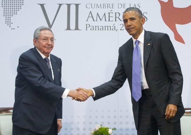 Dönemin Küba Başkanı Raul Castro ve ABD Başkanı Barack Obama, Kübalılar ve Amerikalılar için düşünülemez görünen ilişkilerin önünü açtı. / Fotoğraf: AP