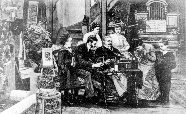 Edison'un fonografını dinleyen insanlar (Fotoğraf: AP)