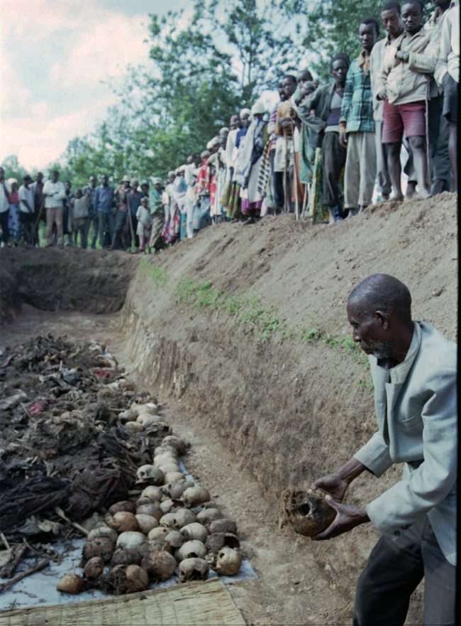 Ruanda'da yaşanan soykırımdan 1 yıl sonra köylüler tarafından öldürülmüş insan kalıntıları. Fotoğraf: AP