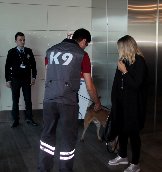 Atatürk Havalimanı'nda Viyana'ya giden yabancı yolcular köpekle arandı 28 Nisan 2024